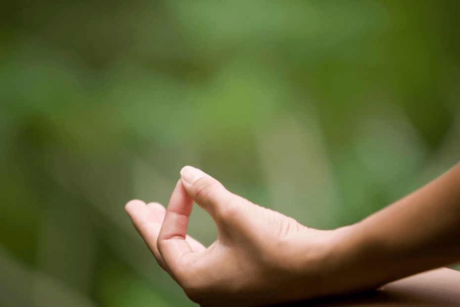 Um mão em postura de meditação